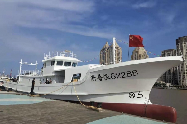 浙江省最大的近海玻璃鋼帶魚釣漁船在舟山順利上水