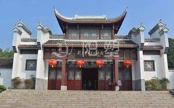 2-191120134226434.jpg 雕塑廠家制作